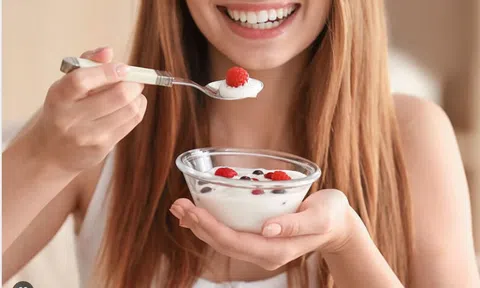 Người sau 50 tuổi uống sữa tươi hay sữa chua tốt hơn: 4 lưu ý giúp tận dụng triệt để dinh dưỡng