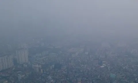 Trung tâm Hà Nội chìm trong sương mù dày đặc, chất lượng không khí nhiều nơi ở “mức đỏ”
