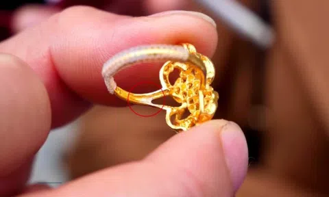 Người phụ nữ mua nhẫn vàng 10 ngày đã đổi "màu lạ": Chủ cửa hàng quyết không hoàn tiền với lý do khách đeo nhẫn "đi tắm"