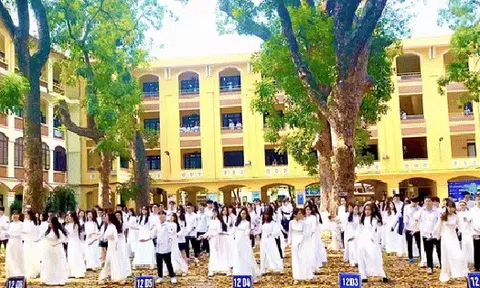 3 phút trầm trồ với màn dân vũ "đắt giá" tại ngôi trường có view đẹp nhất Hà Nội: Khi áo dài gặp mùa lá rụng!