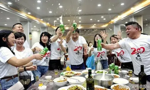 Họp lớp ai cũng ăn uống vui vẻ cho tới khi tính tiền 20 két bia: 19 người lập tức rời nhóm lớp!